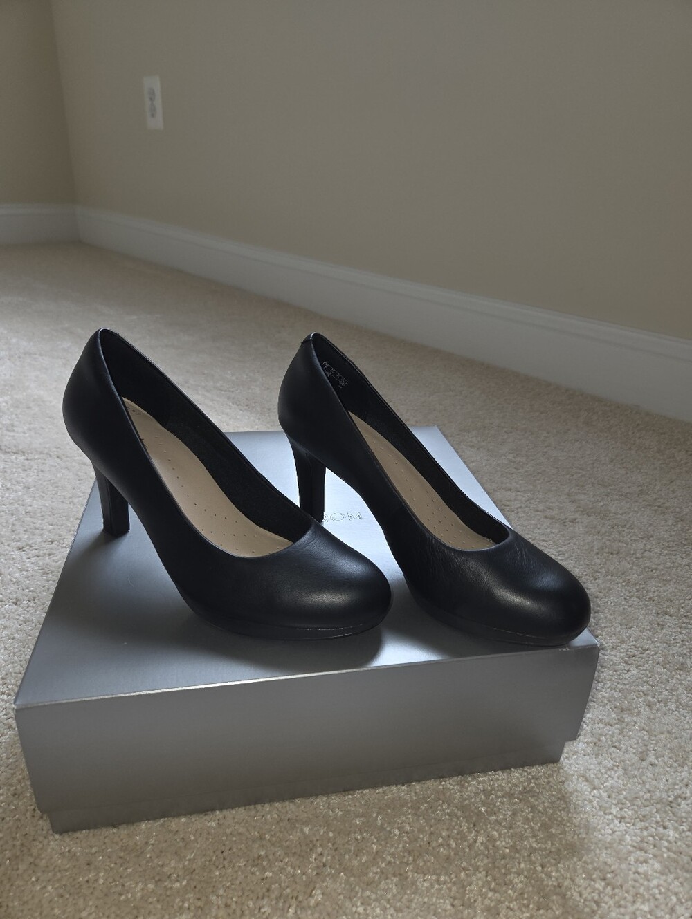 Women's Black Round-Toe Mid Heel Pump
